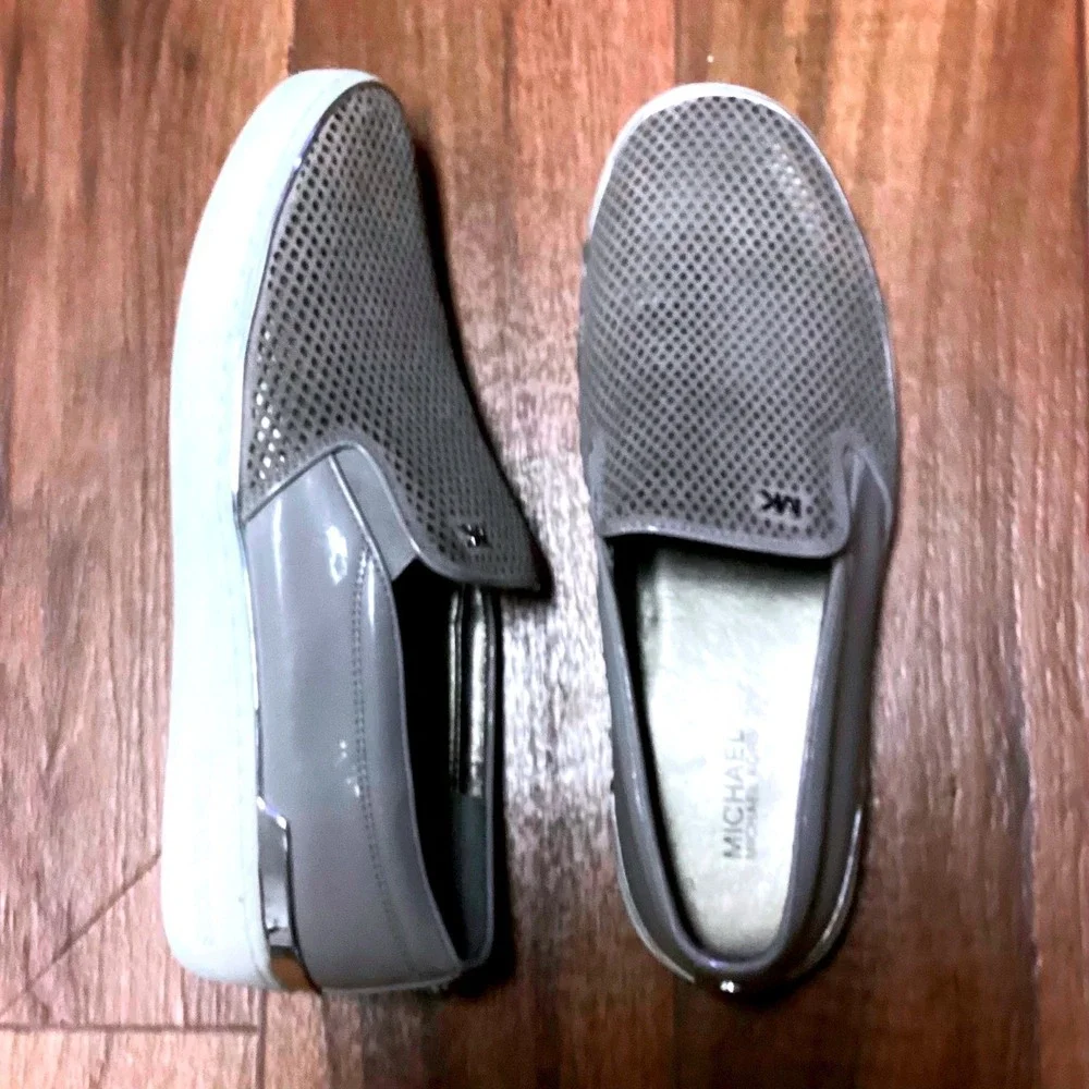 Michael Kors Kyle Women's Perforated Leather Slip On Sneakers Silver‎ Trim 9.5M